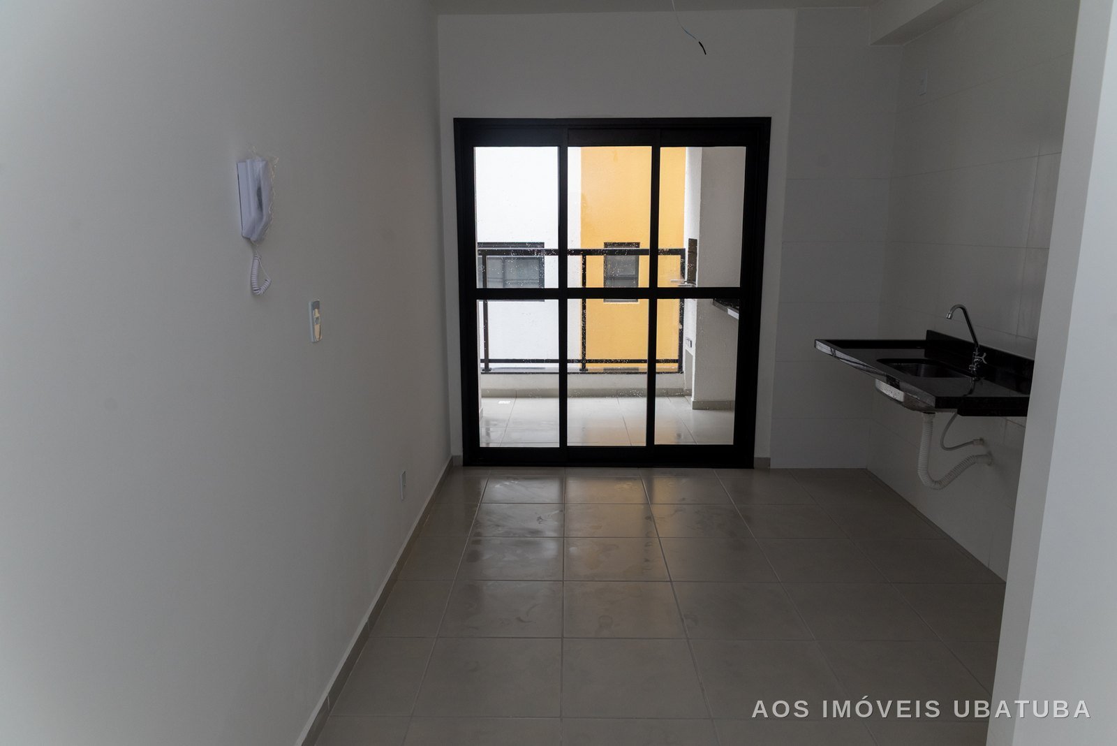Sala com varanda gourmet no Alpha Smart 42m2, apartamento à venda no Itaguá, Ubatuba