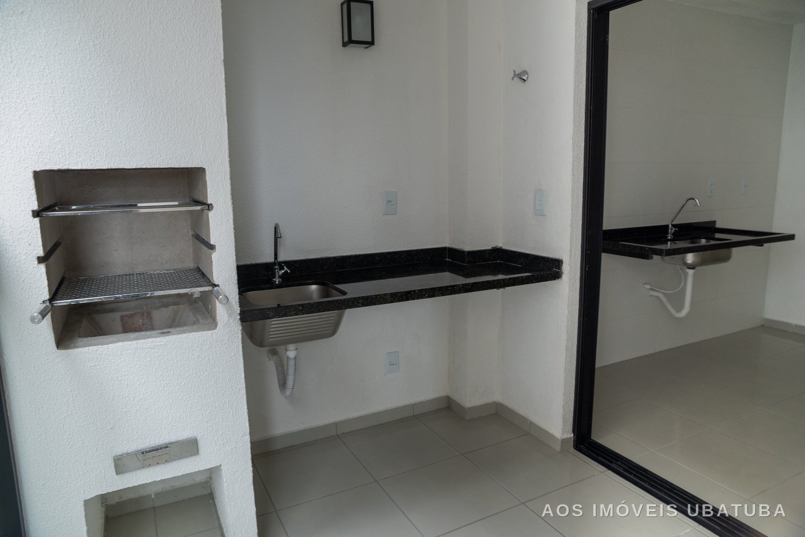 Varanda gourmet com churrasqueira no Alpha Smart 42m2, Itaguá, Ubatuba