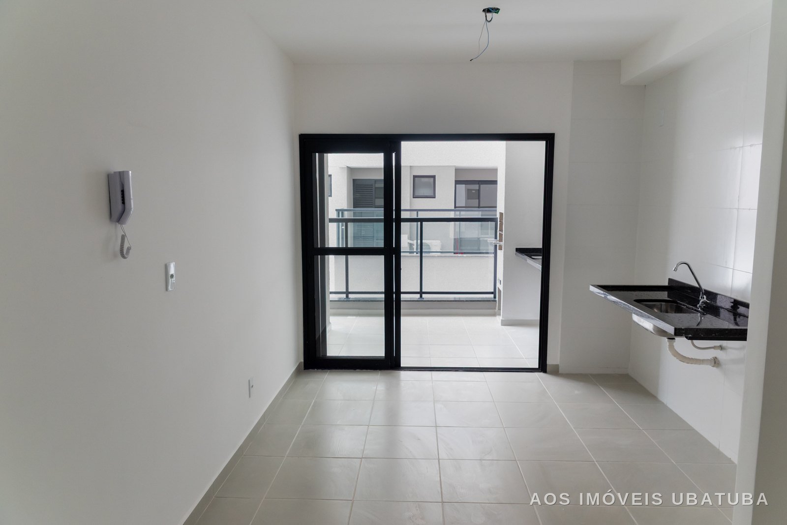 Sala com varanda gourmet no Alpha Smart 47m2, apartamento à venda no Itaguá, Ubatuba