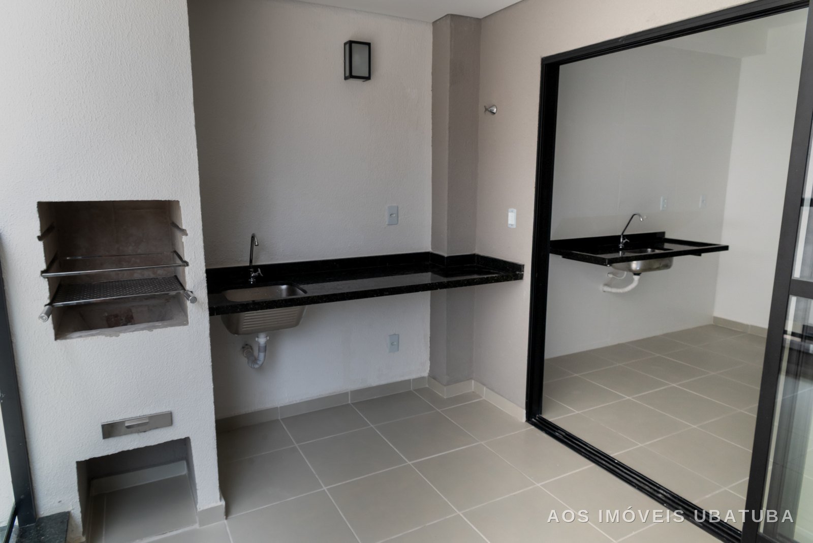 Varanda gourmet com churrasqueira no Alpha Smart 47m2, Itaguá, Ubatuba